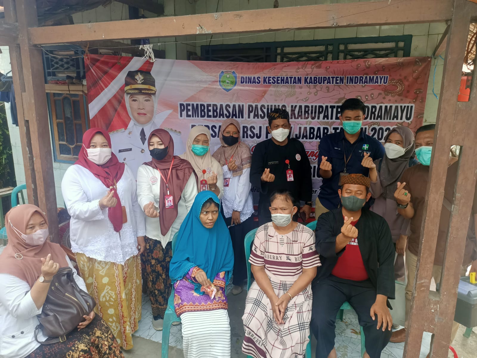 Tim Dokmaru Kecamatan Losarang menangani Tarsiah ODGJ Terpasung lebih dari 10 tahun.