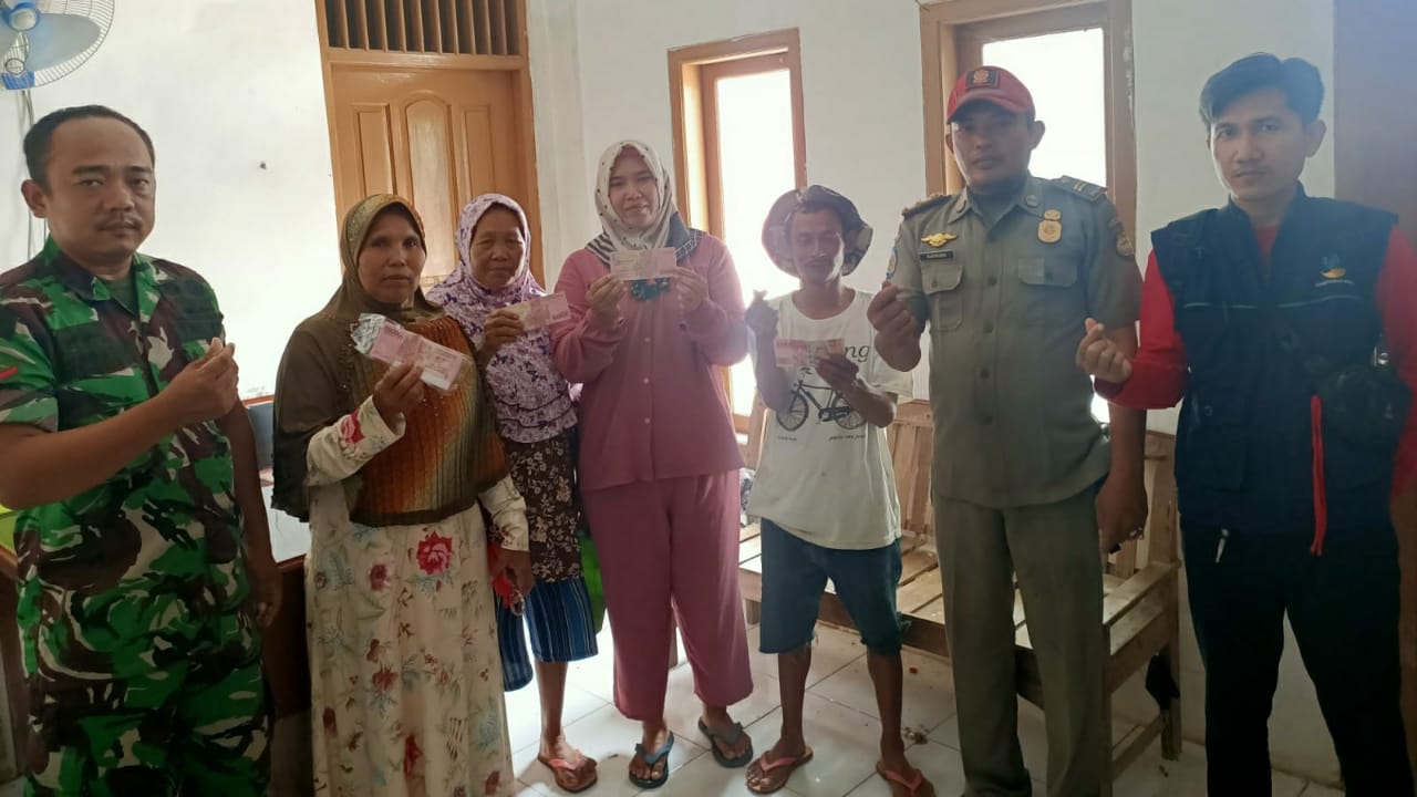 Babinsa Koramil 16/11 Losarang Kawal Penyaluran BLT BBM–BPNT Bagi 894 KPM di Desa Jumbleng