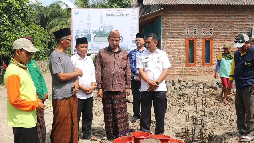 Camat Anjatan Meletakan Batu Pertama Pembangunan Mushola Al Hidayah Desa Bugis