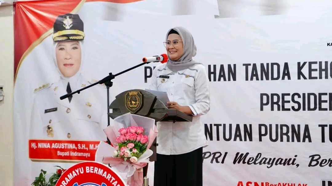 Bupati Nina berikan Penganugrahan Tanda Kehormatan Satyalancana Karya bagi PNS Indramayu