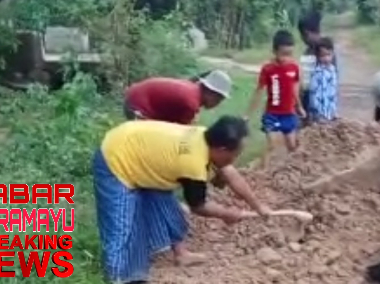 Masyarakat Blok Nyongat Gunung Sari  Swadaya   Menambal Jalan Yang Rusak  