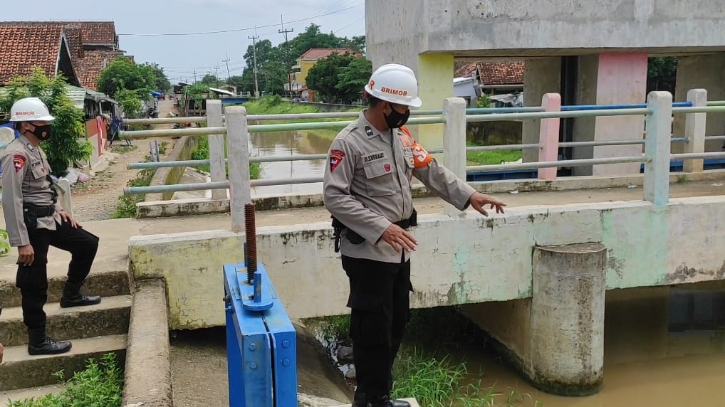 Personil Sat Brimob Polda Jabar Rutin Pantau Pintu Air, Antisipasi Banjir