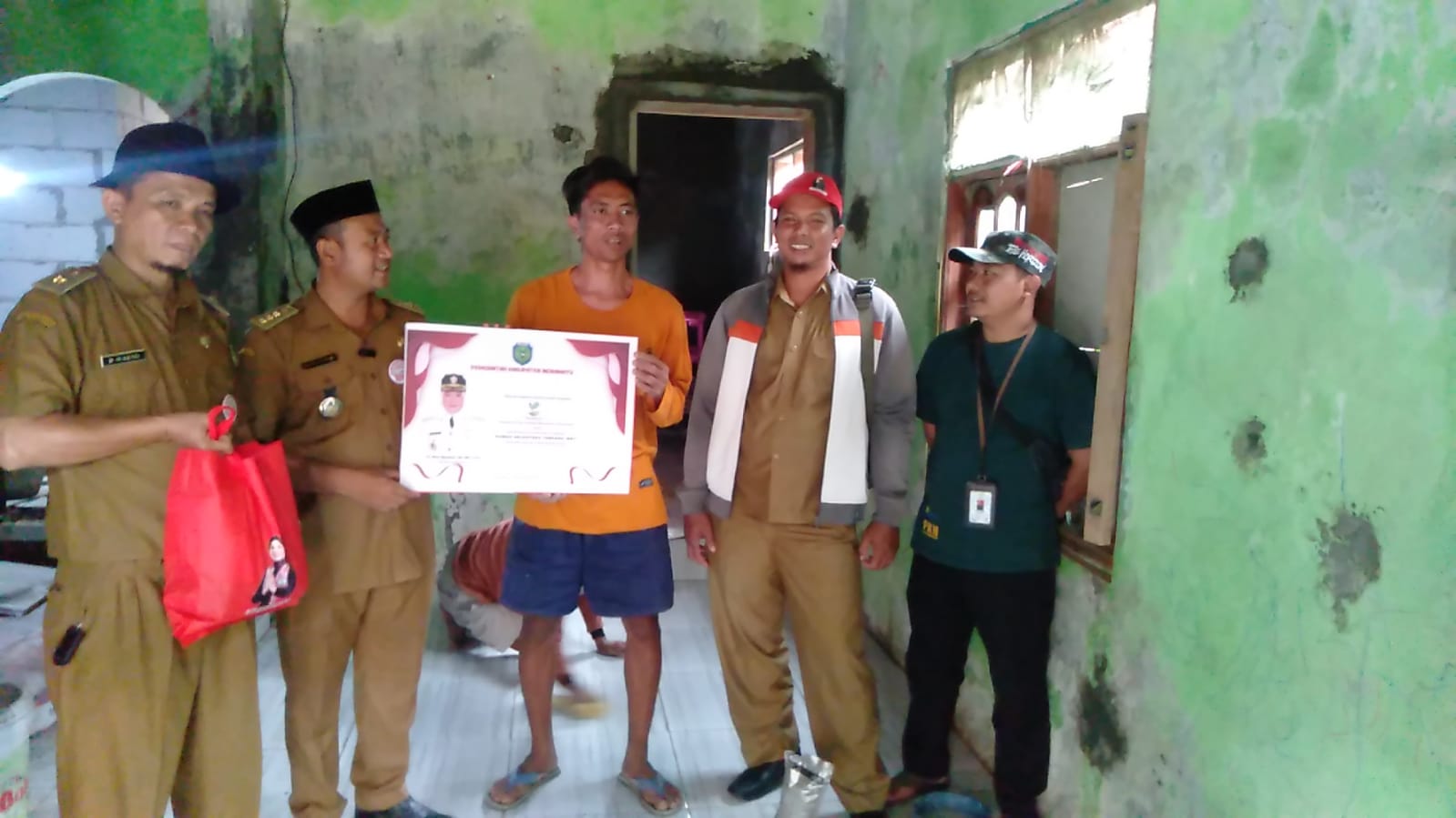 Warga Desa Cemara Kulon Ucapkan Terimakasih Kepada Camat Losarang Atas Pelaksanaan Program Rutilahu   