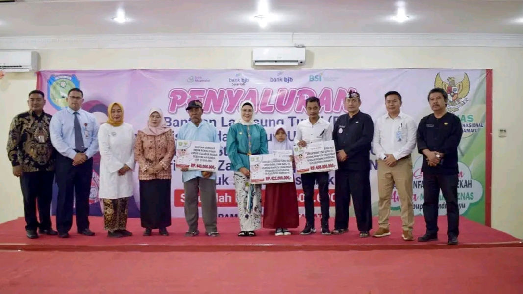 Bupati Nina Agustina Salurkan BLT dan Bantuan Rehab Rumah Gakin dari BAZNAS Kabupaten Indramayu
