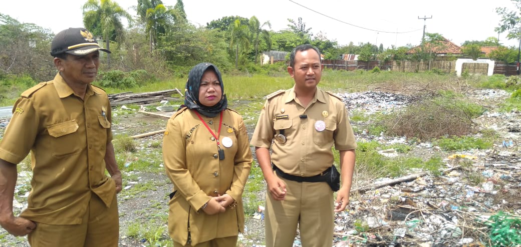 Monitoring Camat Losarang Melakukan Peninjauan Lokasi Yang Sering Di Jadikan Tempat Pembuangan Sampah Sembarangan di Desa Santing   