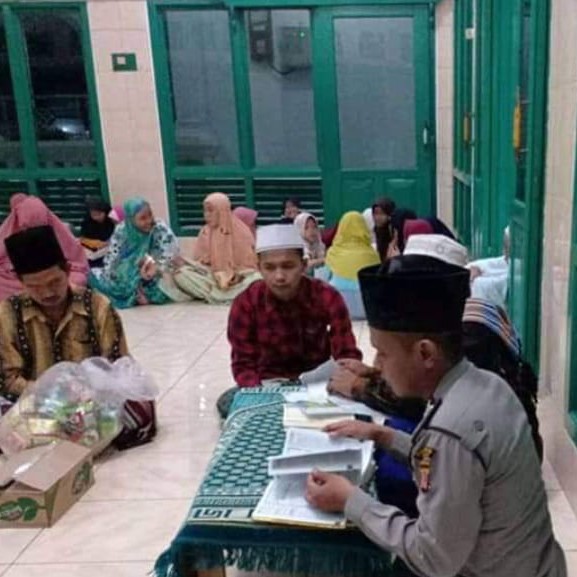 Bulan Ramadhan, Bhabinkamtibmas Polsek Indramayu Luangkan Waktu Ajari Anak- anak Belajar Mengaji
