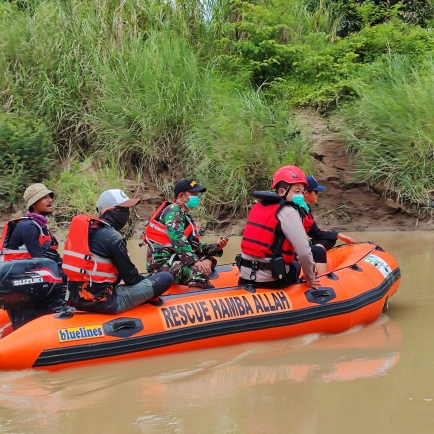 Polsek Gantar Bersama Tim SAR Gabungan Evakuasi Korban Tenggelam di Sungai Cikandung