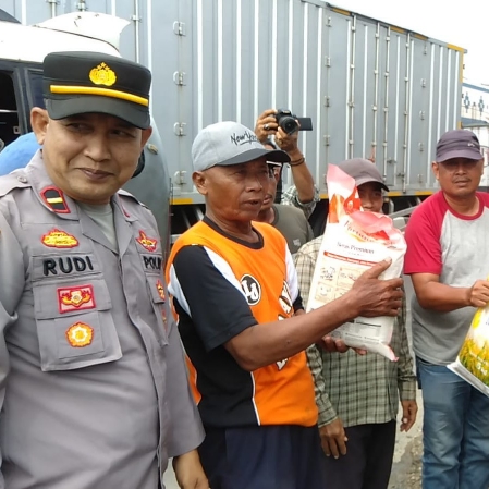 Jumat Berkah, TNI – POLRI di Sukra Bagikan Sembako Kepada Warga