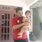 Program Orang Tua Asuh Anak Stunting.Kasi Kesos Kecamatan Losarang Memberikan Bantuan Untuk Aisyah
