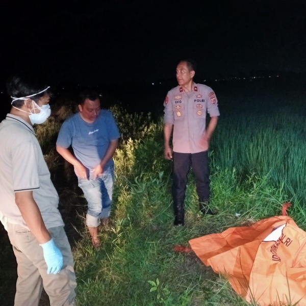 Polisi Melakukan Olah TKP di Lokasi Penemuan Mayat di Desa Karangampel