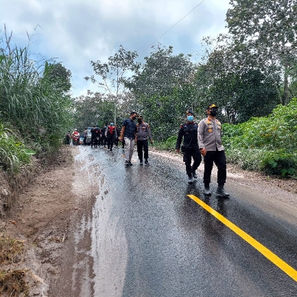Polisi Bantu Bersihkan Jalan, Dampak Abu Vulkanik Pasca Erupsi Merapi