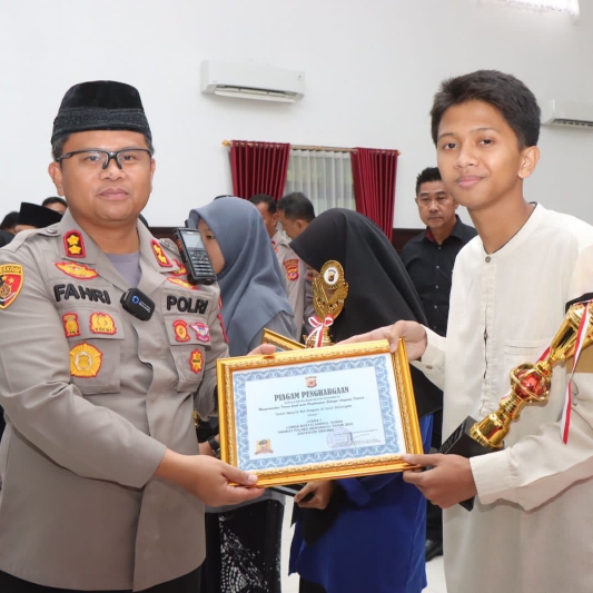 Kapolres Indramayu, AKBP Dr. M. Fahri Siregar Beri Penghargaan Kepada Pemenang Lomba Nasyid Asmaul Husna
