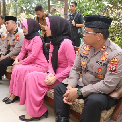 Kapolres Indramayu didampingi Ibu Ketua Bhayangkari Cabang Indramayu Bertakjiah ke Rumah Duka Anggota