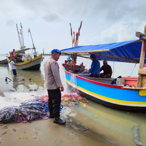Sambang TPI Karangsong, Ini Yang Disampaikan Satpolairud Polres Indramayu Kepada Nelayan