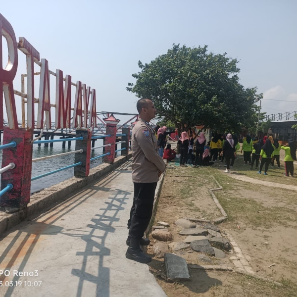 Polsek Juntinyuat Gelar Pengamanan di Objek Wisata Pantai Tirtamaya Indramayu