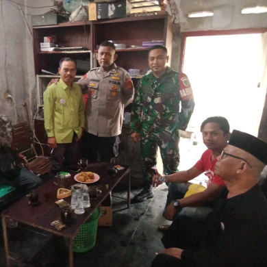 Soliditas TNI-POLRI, Bhabinkamtibmas Polsek Kedokanbunder Bersama Babinsa Sambang Kamtibmas Dengan Warga