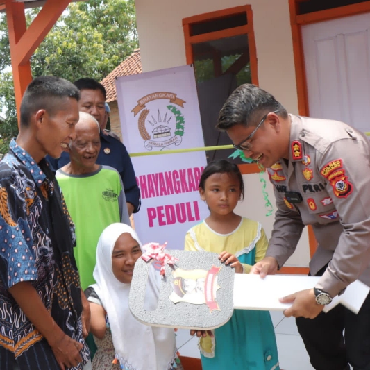 Kapolres Indramayu, AKBP Dr. M. Fahri Siregar Meresmikan Rumah Baru Yang Layak Huni Untuk Carwadi Sekeluarga