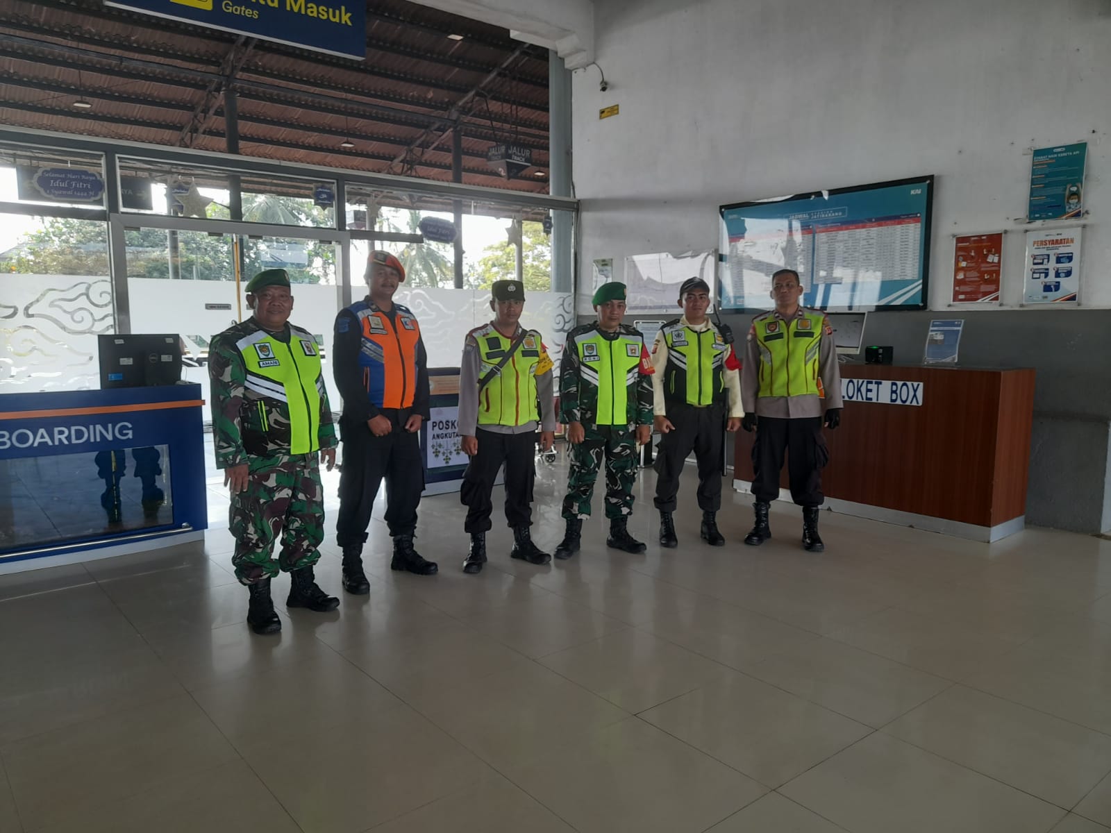 Petugas Pos Yan Polres Indramayu Lakukan Pengamanan Dan Monitoring Penumpang Arus Balik di Stasiun KAI Jatibarang