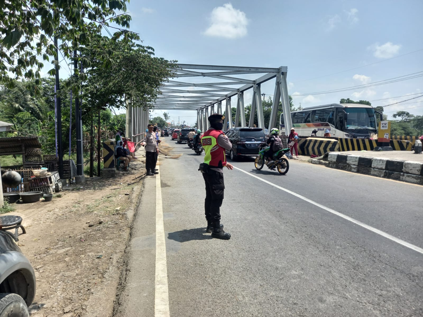 Petugas Gabungan Gelar Pengaturan Arus Lalin di Areal Pos Pam Jembatan Sewo