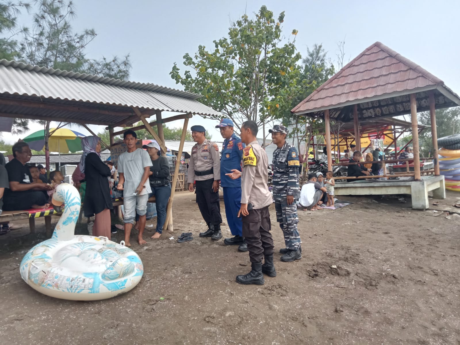 Ka Pos Pam Karangsong Bersama Petugas Gabungan Tinjau Wisata Pantai Karangsong