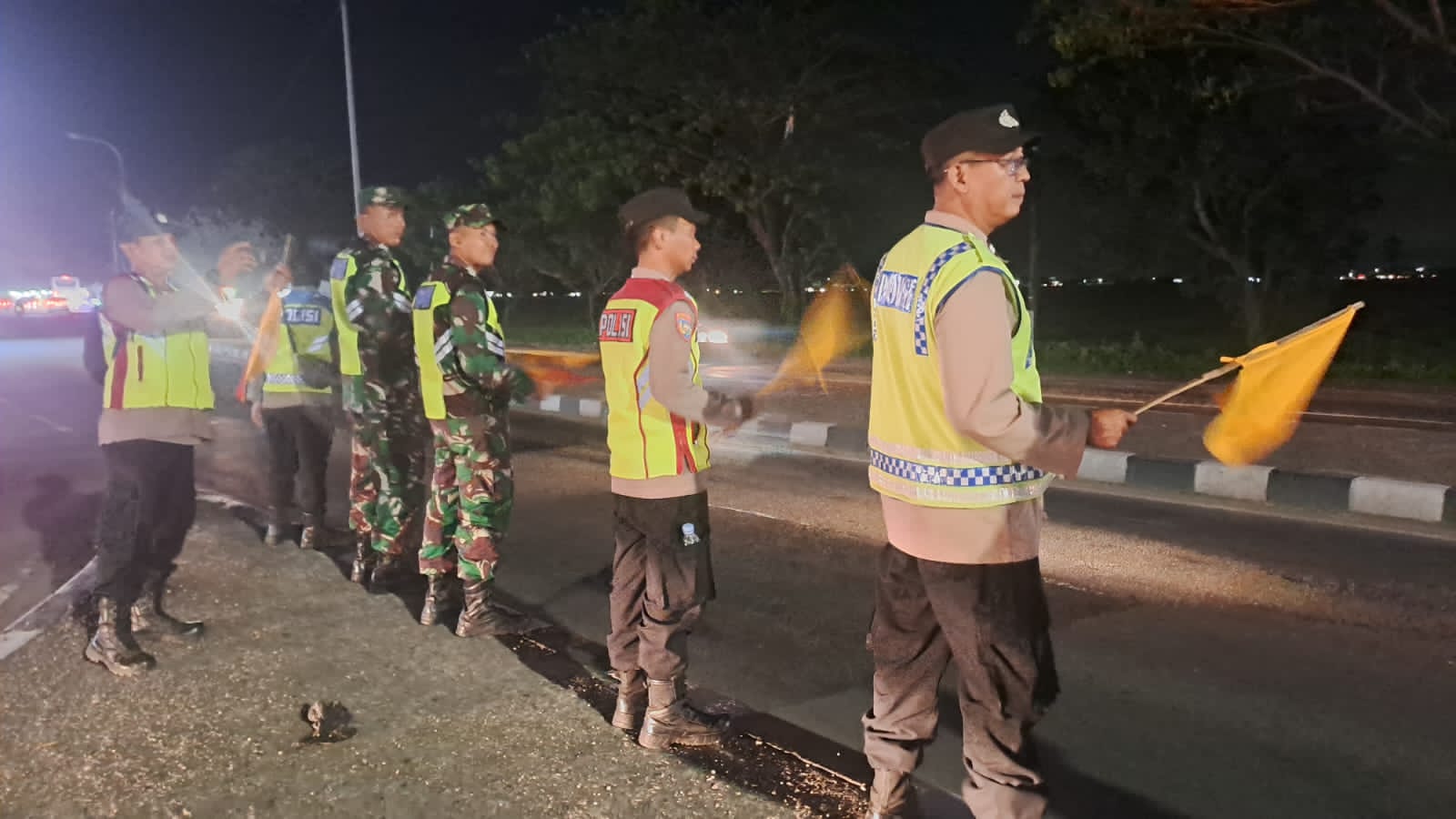 Petugas Gabungan TNI-POLRI Gelar Pengaturan Arus Lalu Lintas di Pos Pelayanan Lingkar Lohbener