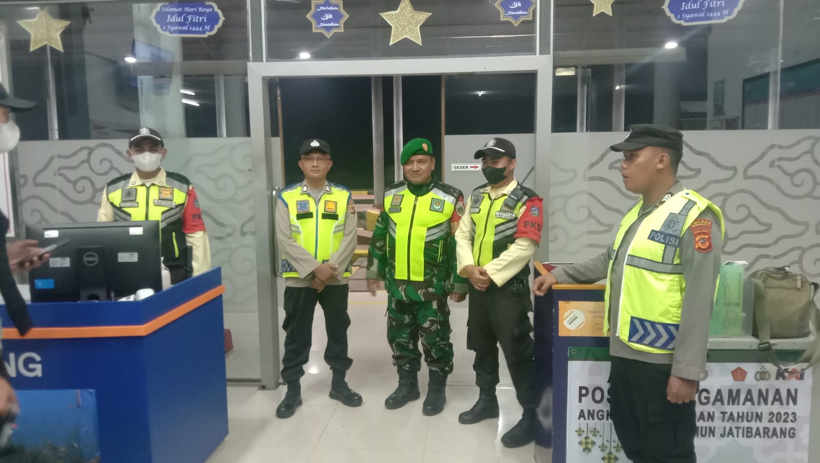 Petugas Pos Pelayanan Polres Indramayu Lakukan Pengamanan Penumpang Arus Balik di Stasiun KAI Jatibarang