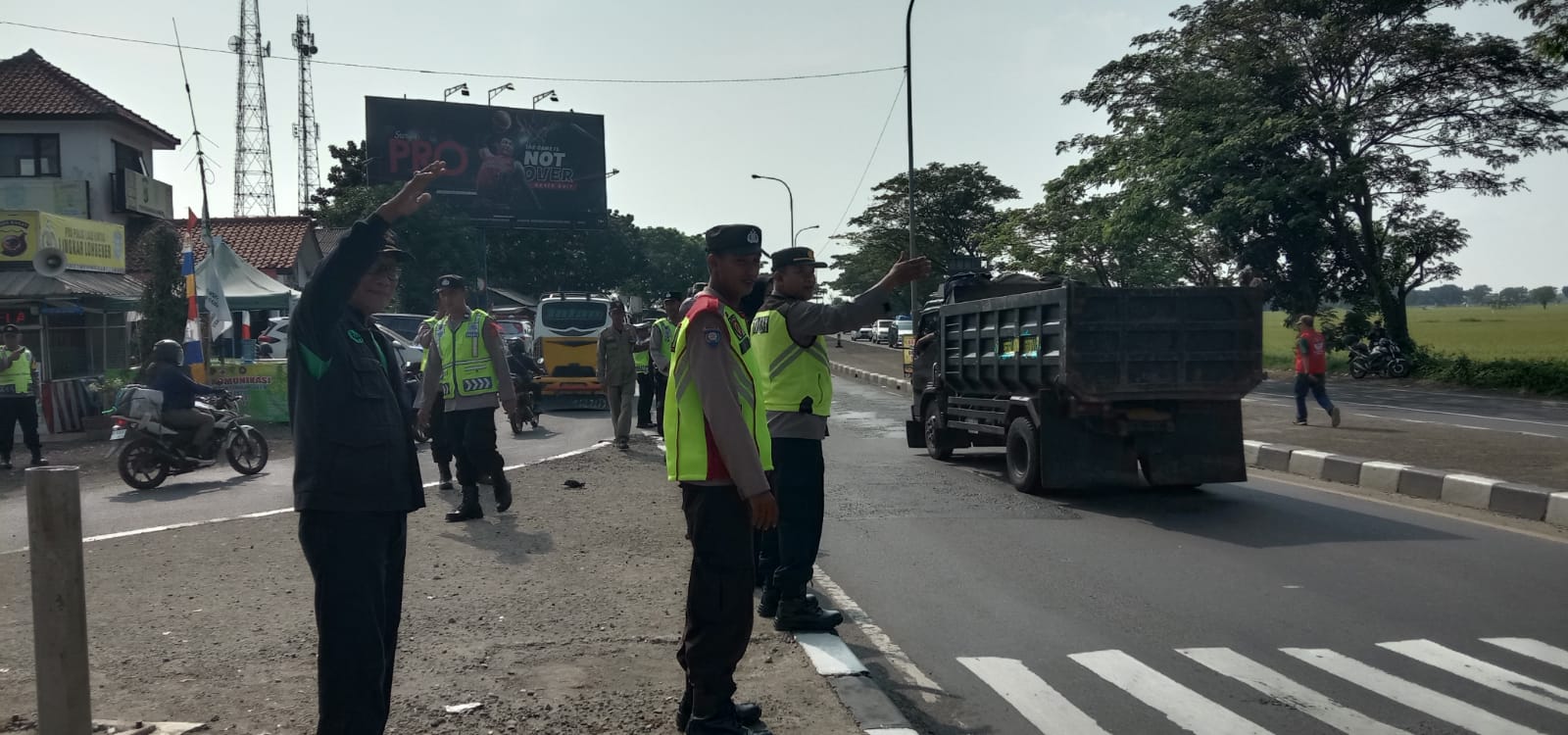 Polres Indramayu Gelar Gatur Lalin di Jalan Raya Lingkar Lohbener 
