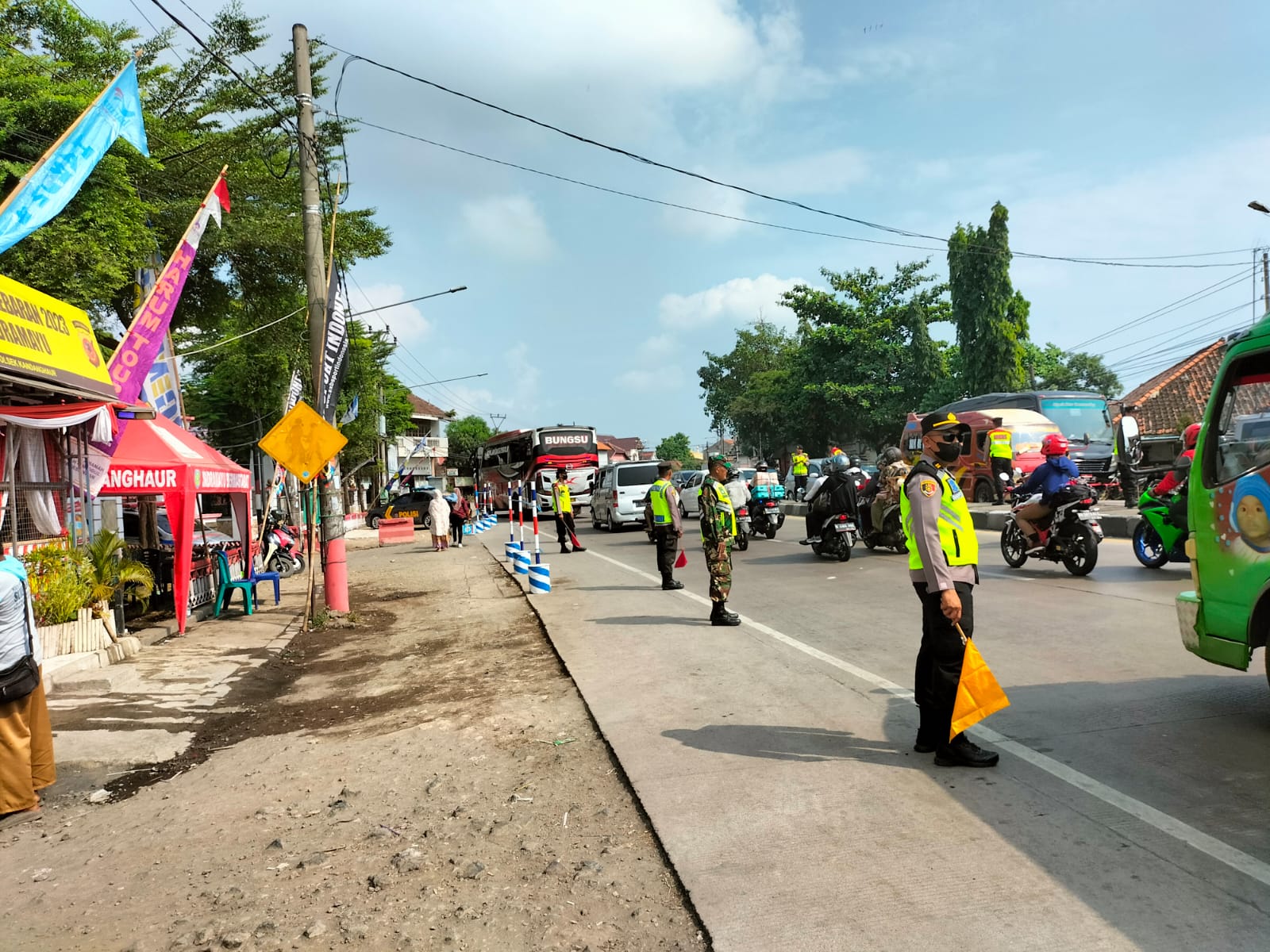 Antisipasi Kemacetan Pada Arus Balik Idul Fitri, Polres Indramayu Gelar Gatur Lalin Jalan Raya Depan Pasar Parean