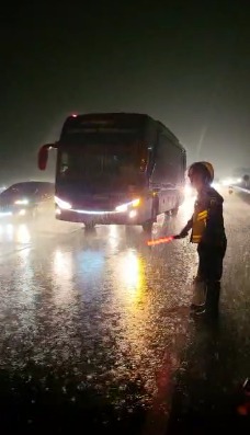 Personel Polres Indramayu Bantu Warga Ganti Ban Mobil Meskipun Hujan Deras Mengguyur 