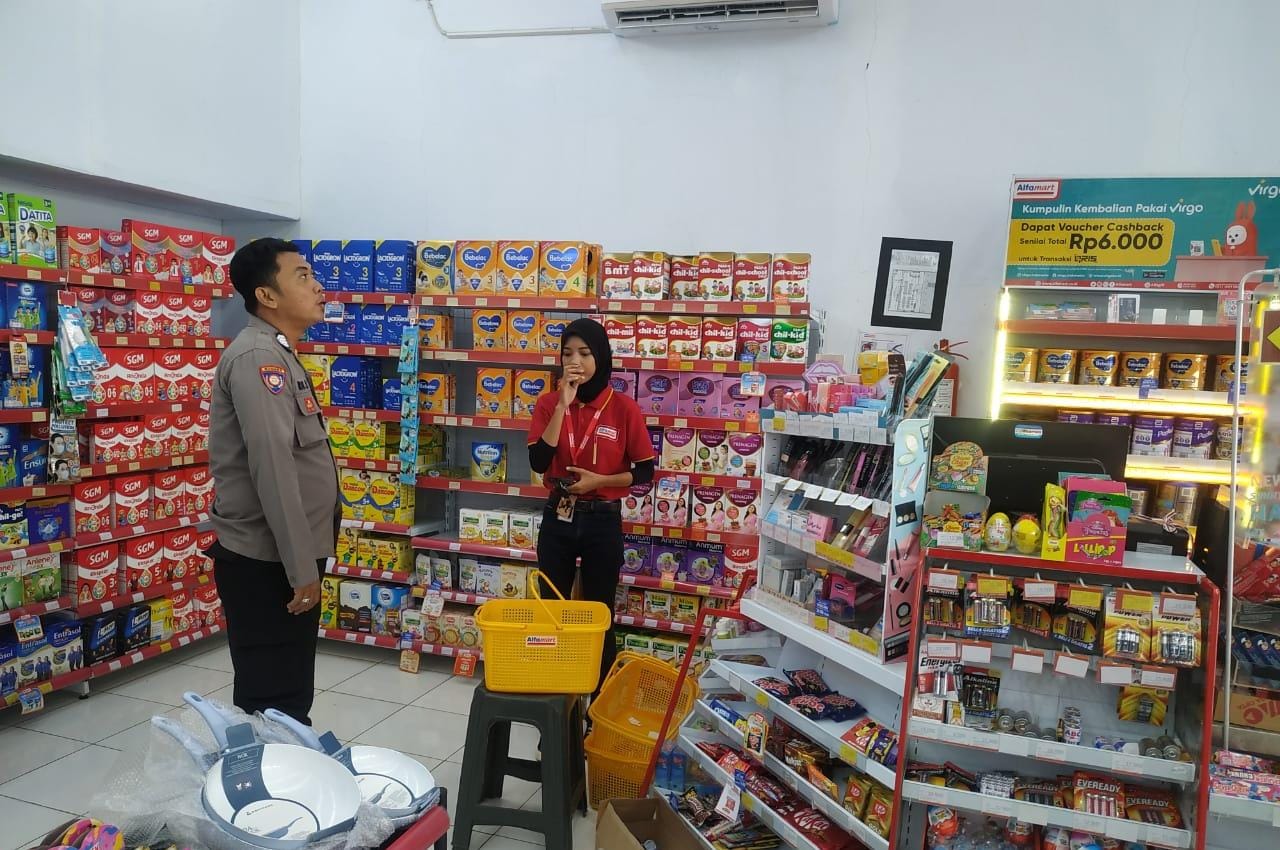 Upaya Jaga Kamtibmas Kondufis, Polsek Sliyeg Patroli ke Sejumlah Minimarket 