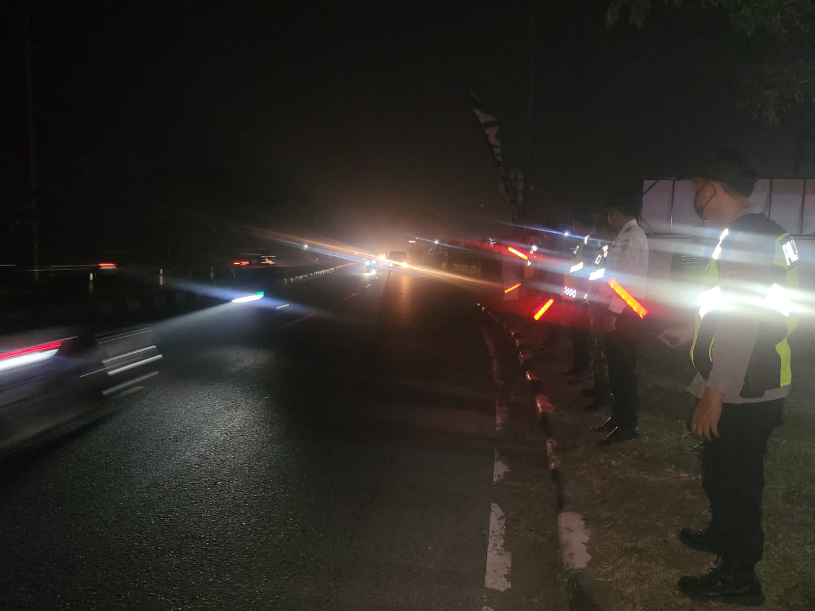 Polisi Bersama Petugas Gabungan Atur Arus Lalu Lintas di Depan Pos PAM JG Kongsijaya.