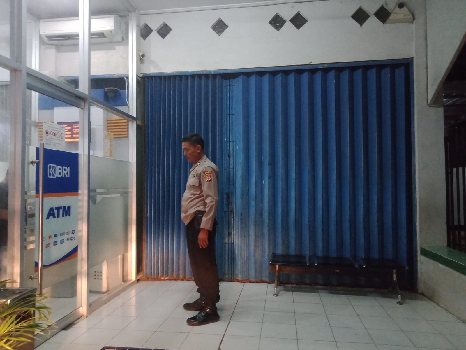 Personel Polsek Tukdana Patroli ke Mesin ATM Cegah Kejahatan Perbankan