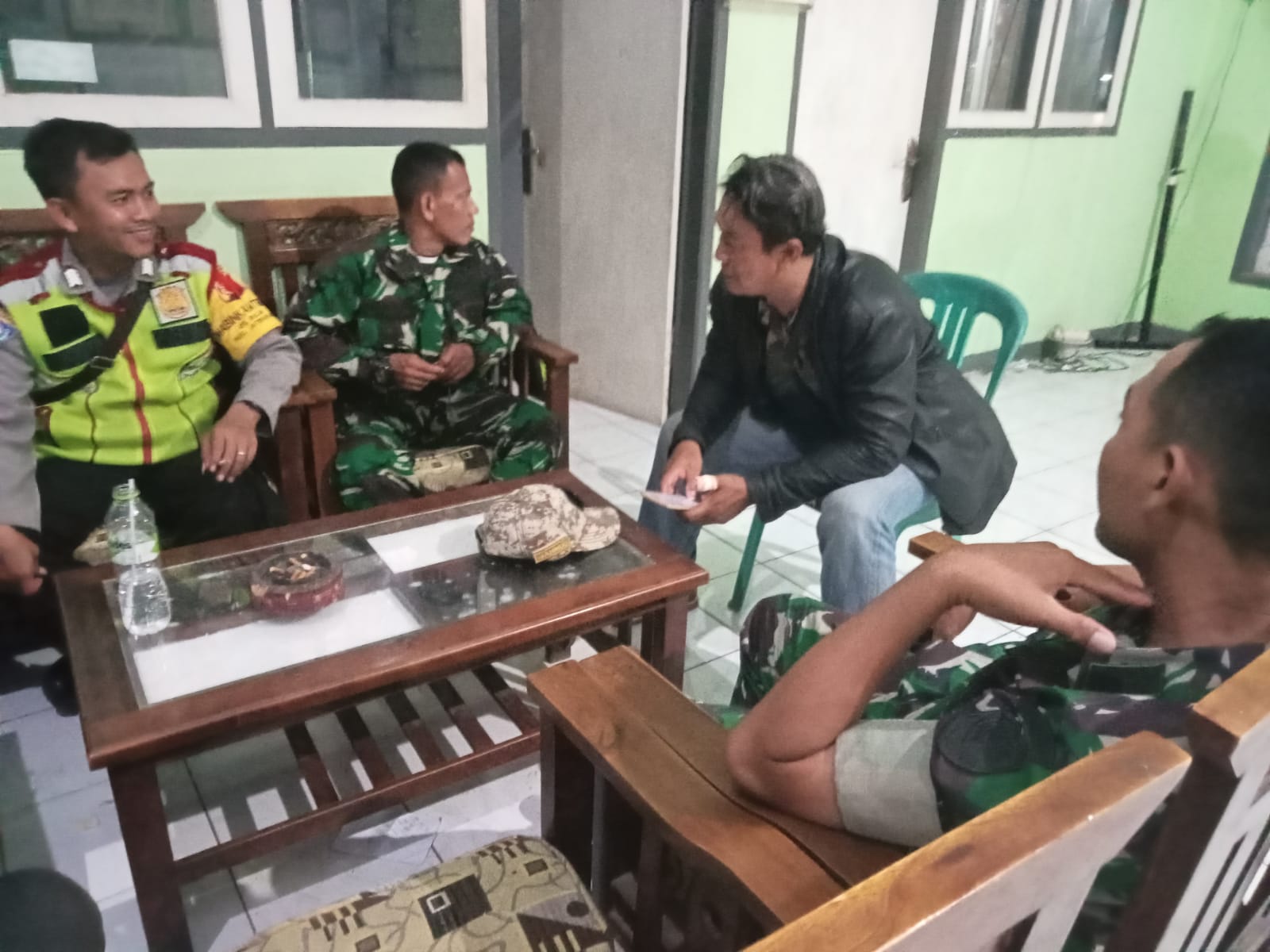 Perkuat Sinergitas TNI-POLRI, Bhabinkamtibmas Polsek Jatibarang Bersama Babinsa Laksanakan Sambang Warga
