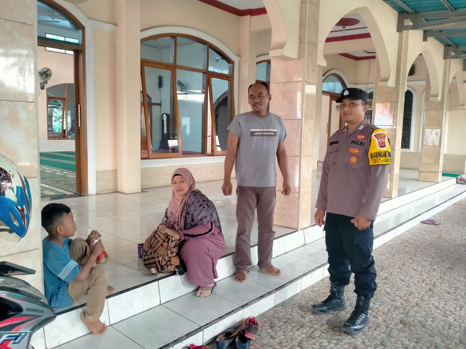 Bhabinkamtibmas Polsek Lohbener Beri Himbauan Kepada Pemudik Yang Beristirahat di halaman Masjid Nurul Huda Larangan