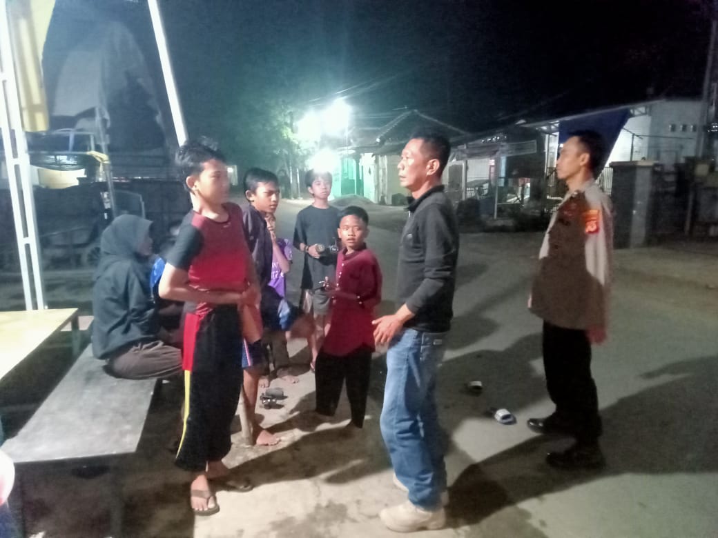 Patroli Malam, Unit Samapta Polsek Gabuswetan Berikan Himbauan Kepada Para Remaja