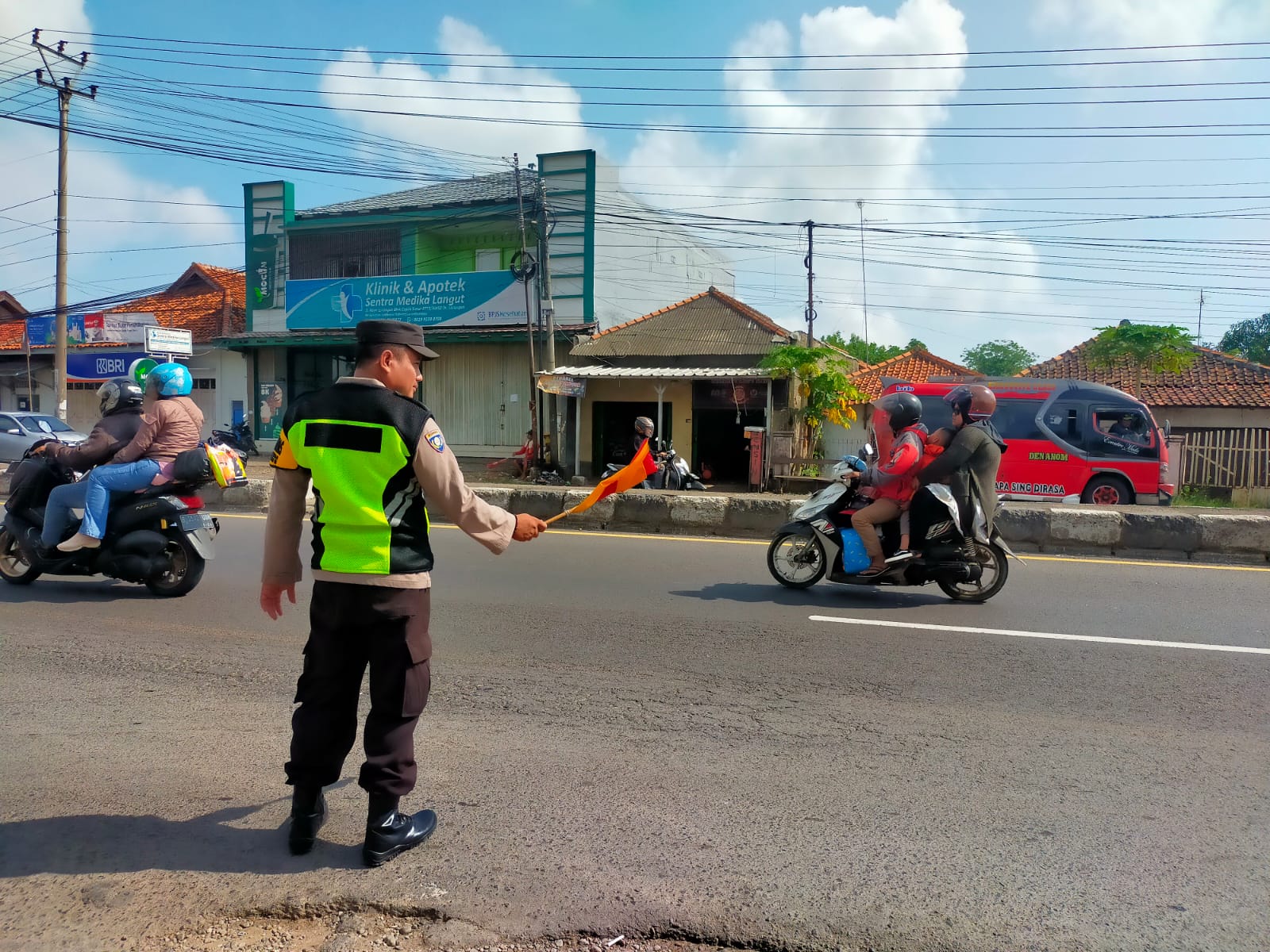 Polres Indramayu Gelar Gatur Lalin di Jalan raya Desa Larangan