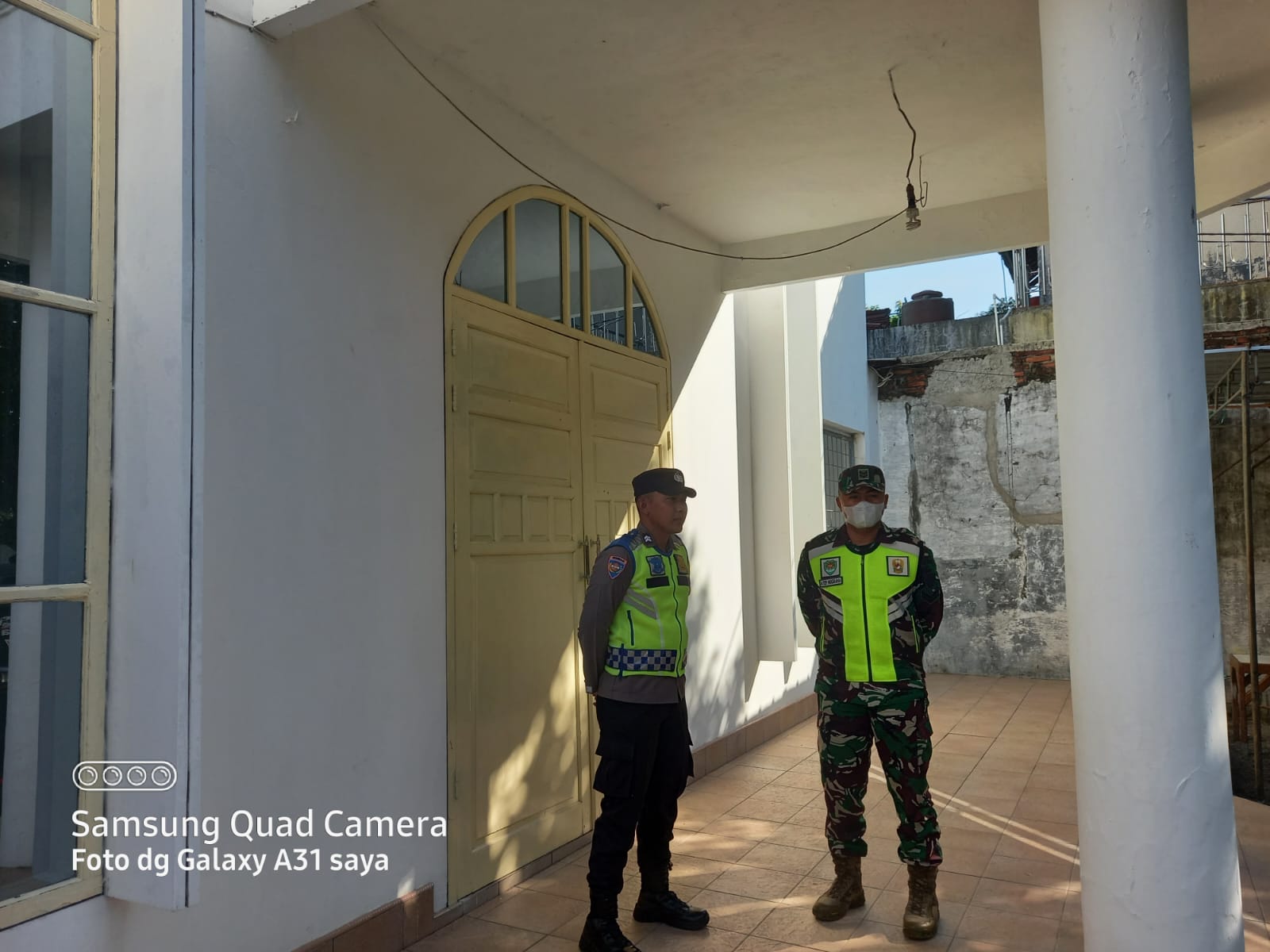 Sinergitas TNI – Polri, Amankan Ibadah Hari Minggu di Gereja Pante Kosta Kecamatan Patrol