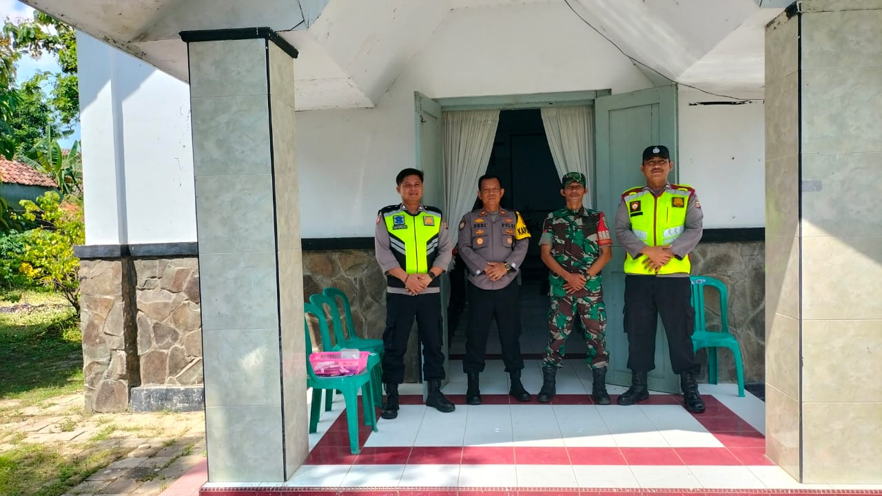 TNI-Polri di Kabupaten Indramayu Lakukan Pengamanan Kebaktian Rutin Minggu di Gereja Kristen Pasundan Juntinyuat