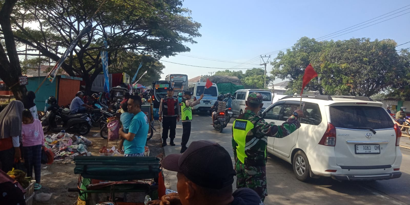Petugas Gabungan TNI – Polri Laksanakan Gatur Lalin di Jalan Raya Kandanghaur