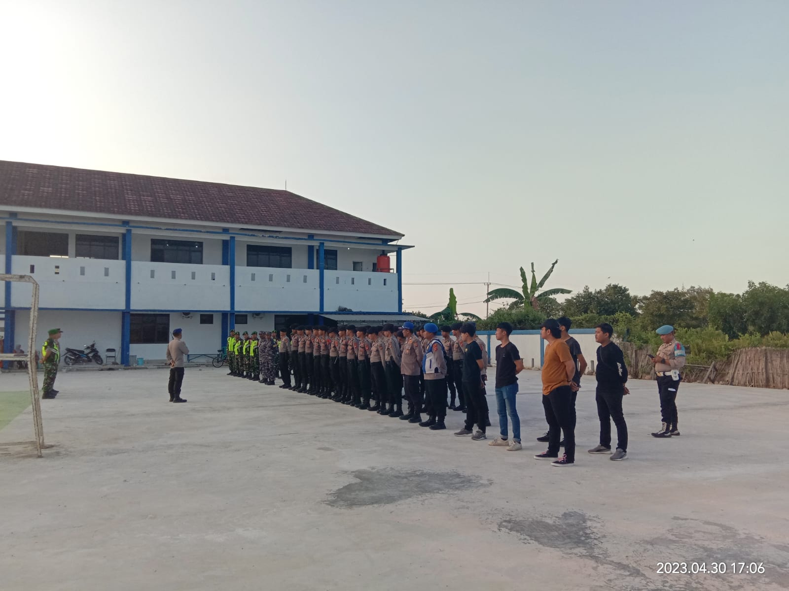 Sinergitas TNI – Polri Amankan Kegiatan Masyarakat Pesta Nadran Nelayan Karangsong