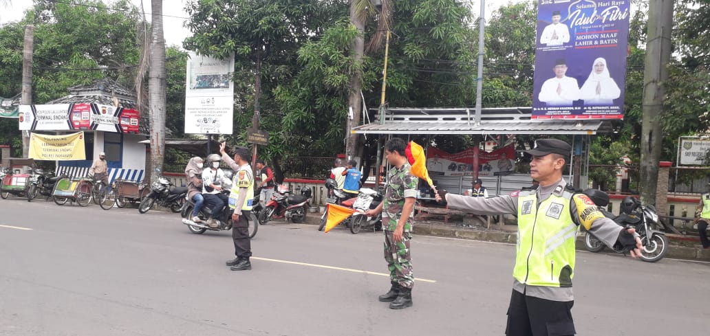 TNI – Polri Laksanakan Gatur Lalin di Jalan Raya Terminal Sindang