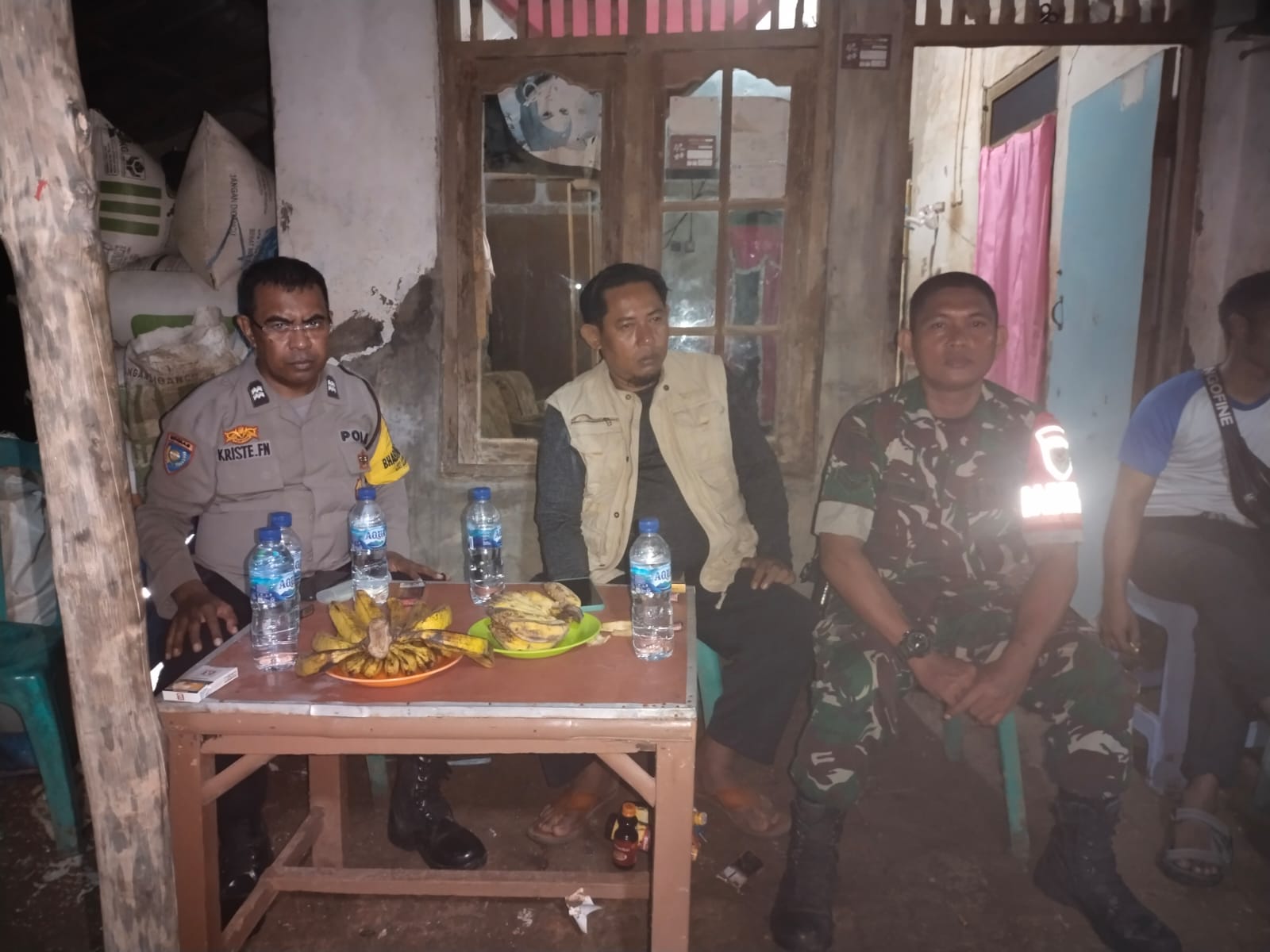 Sinergitas TNI-Polri di Kecamatan Gabuswetan, Gelar Patroli Sambang Dialogis