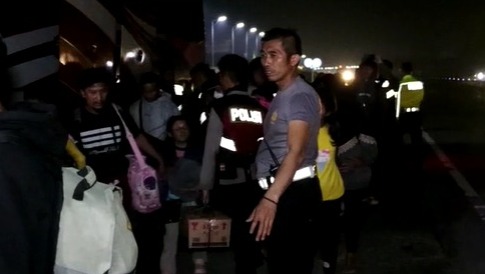 Respon Cepat Polres Purwakarta membantu evakuasi penumpang bus mogok di KM. 81A Cipali 
