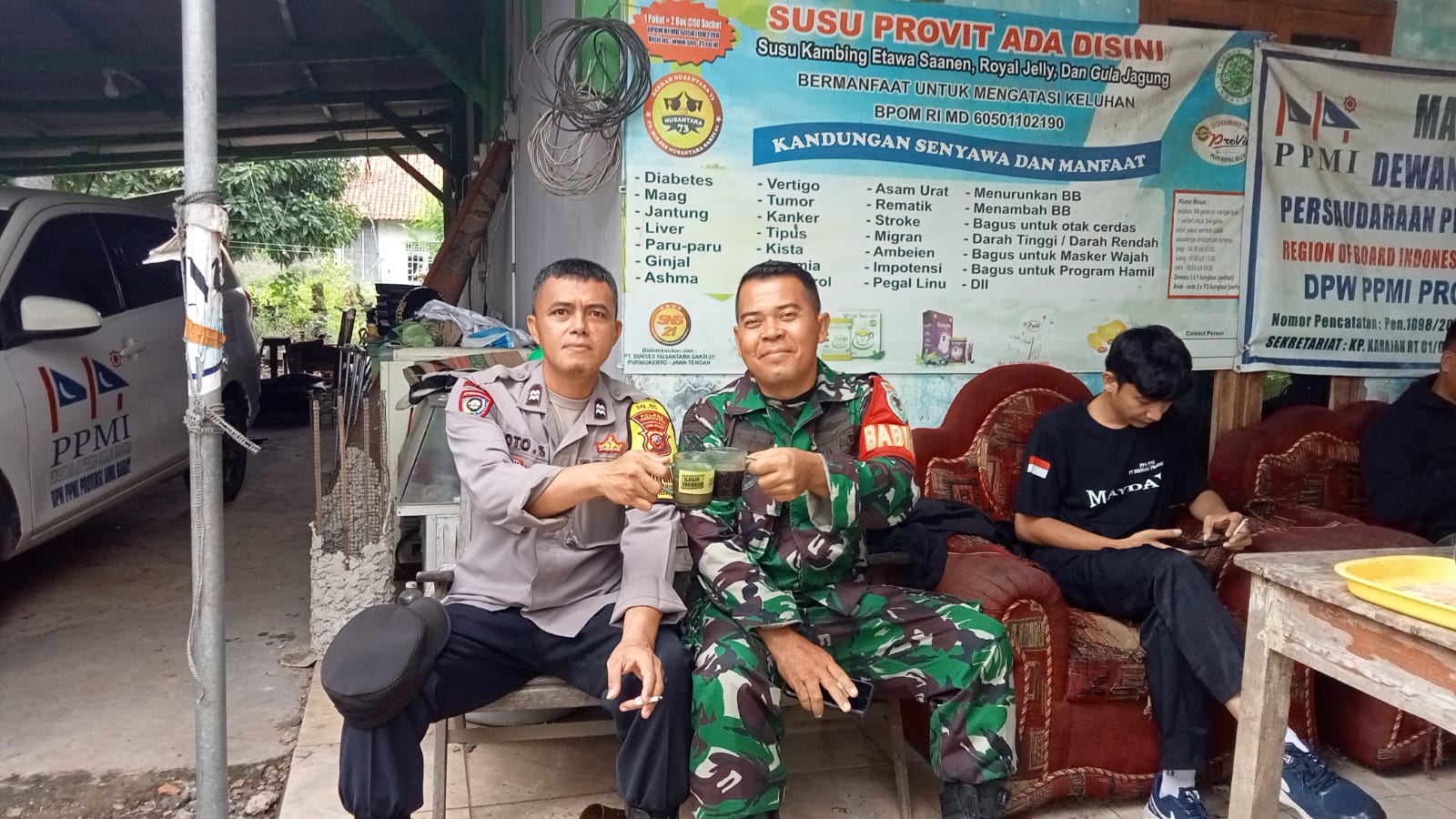 Soliditas dan sinergitas TNI-POLRI di Kecamatan Cibatu Patroli Bareng