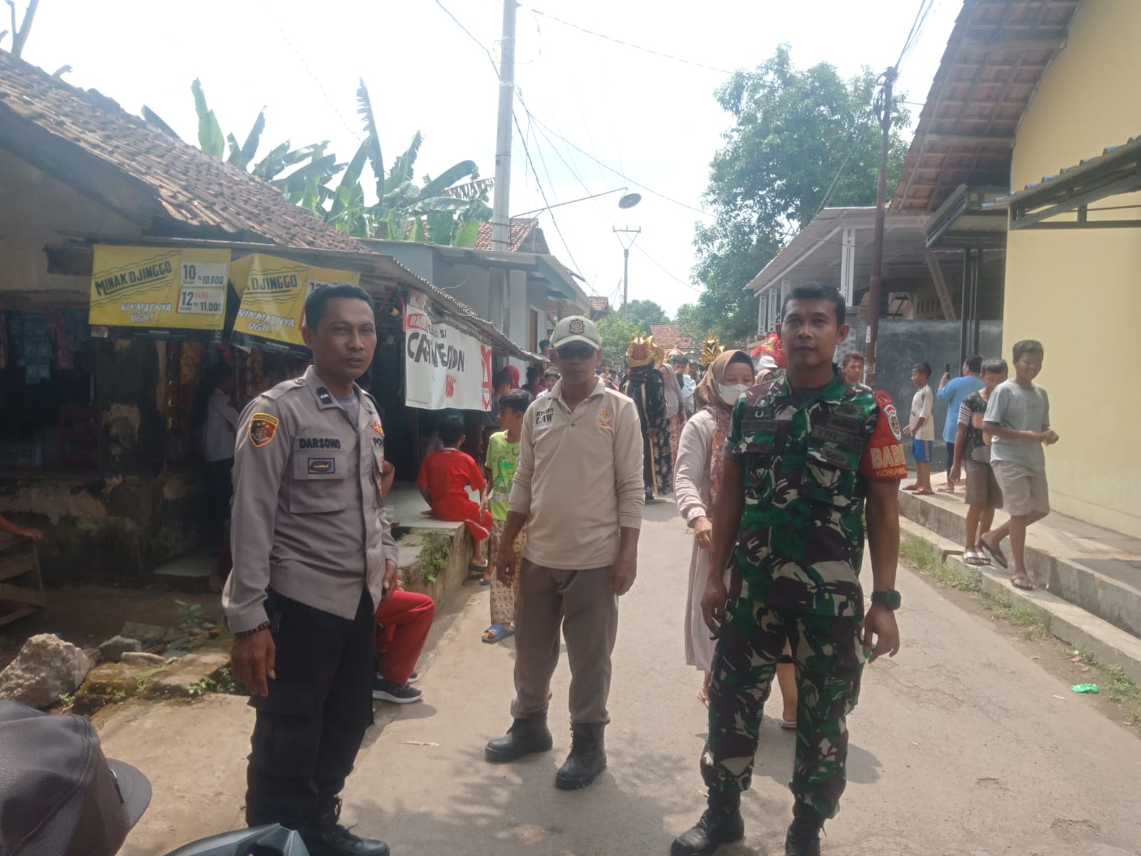 Sinergitas TNI – POLRI Gelar Patroli Sambang Warga Desa Pilangsari Jatibarang