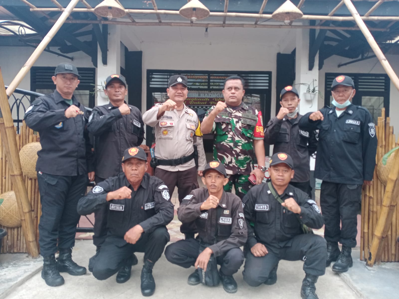 Kekompakan TNI-POLRI (Babinsa-Babinkmtmas) Berikan ketrampilan kpd Linmas desa Binaan
