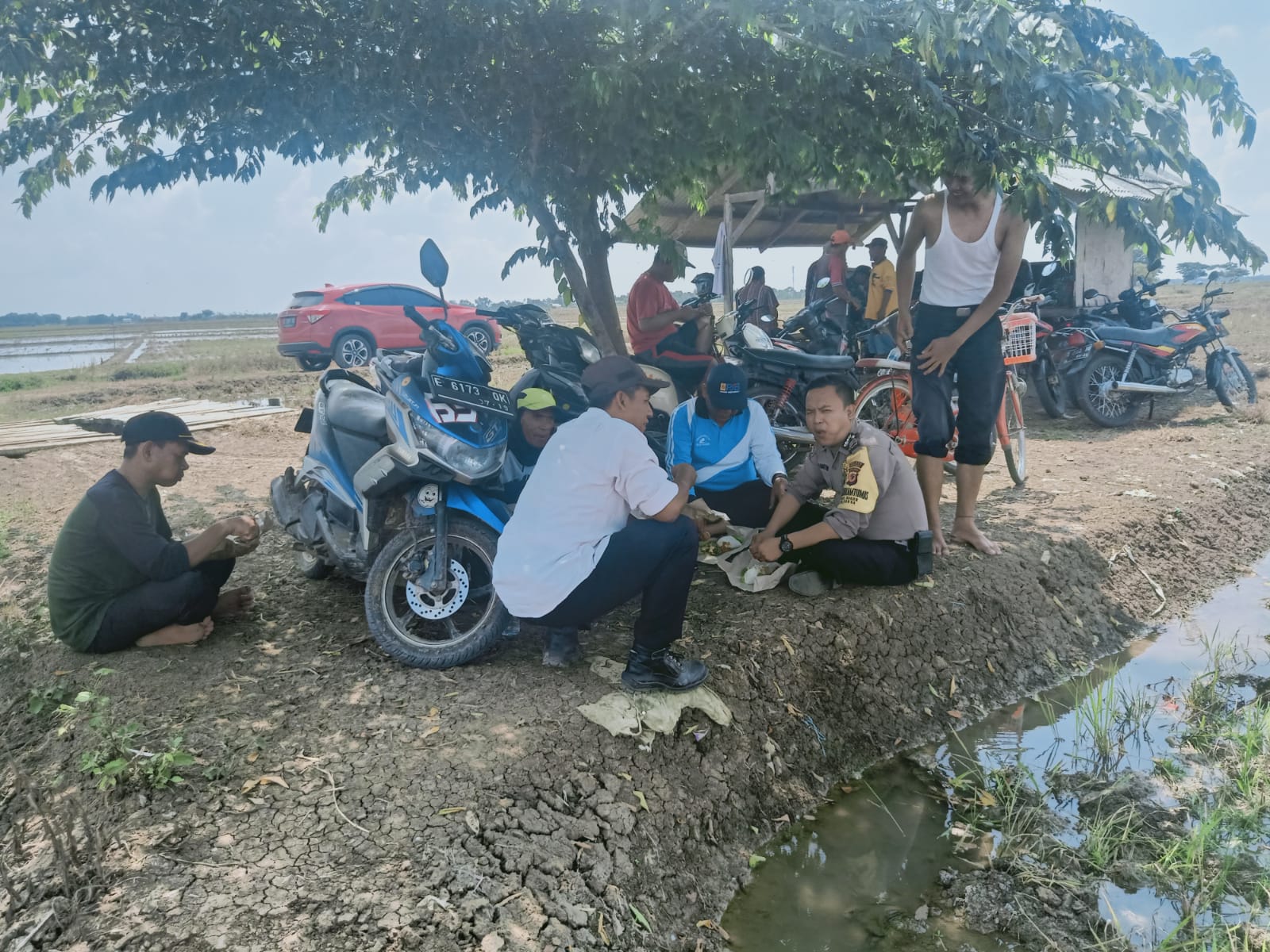 Bhabinkamtibmas Polsek Sukra Sambang Desa Bogor